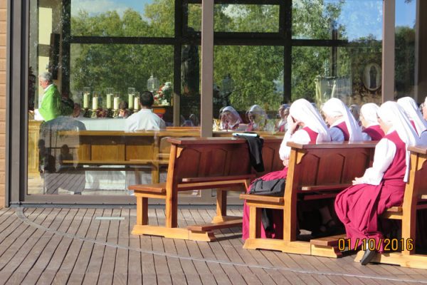 Hermanas reparadoras rezando