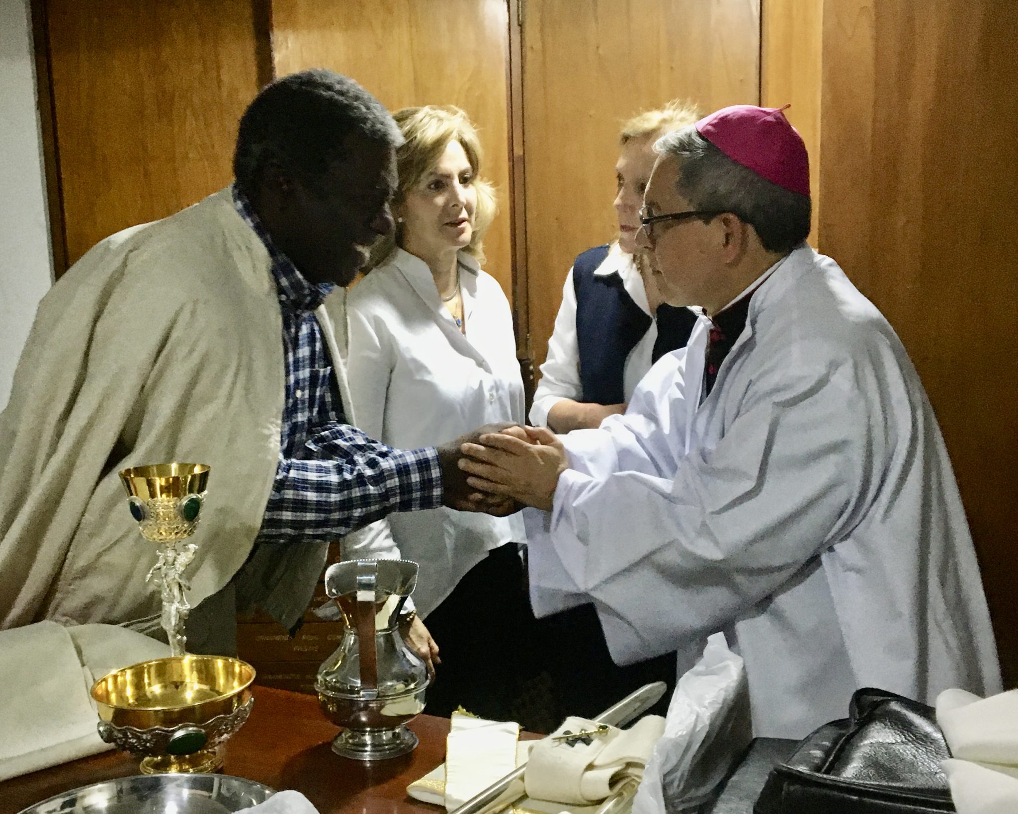 Pedro Besari saluda al arzobispo de Bogotá